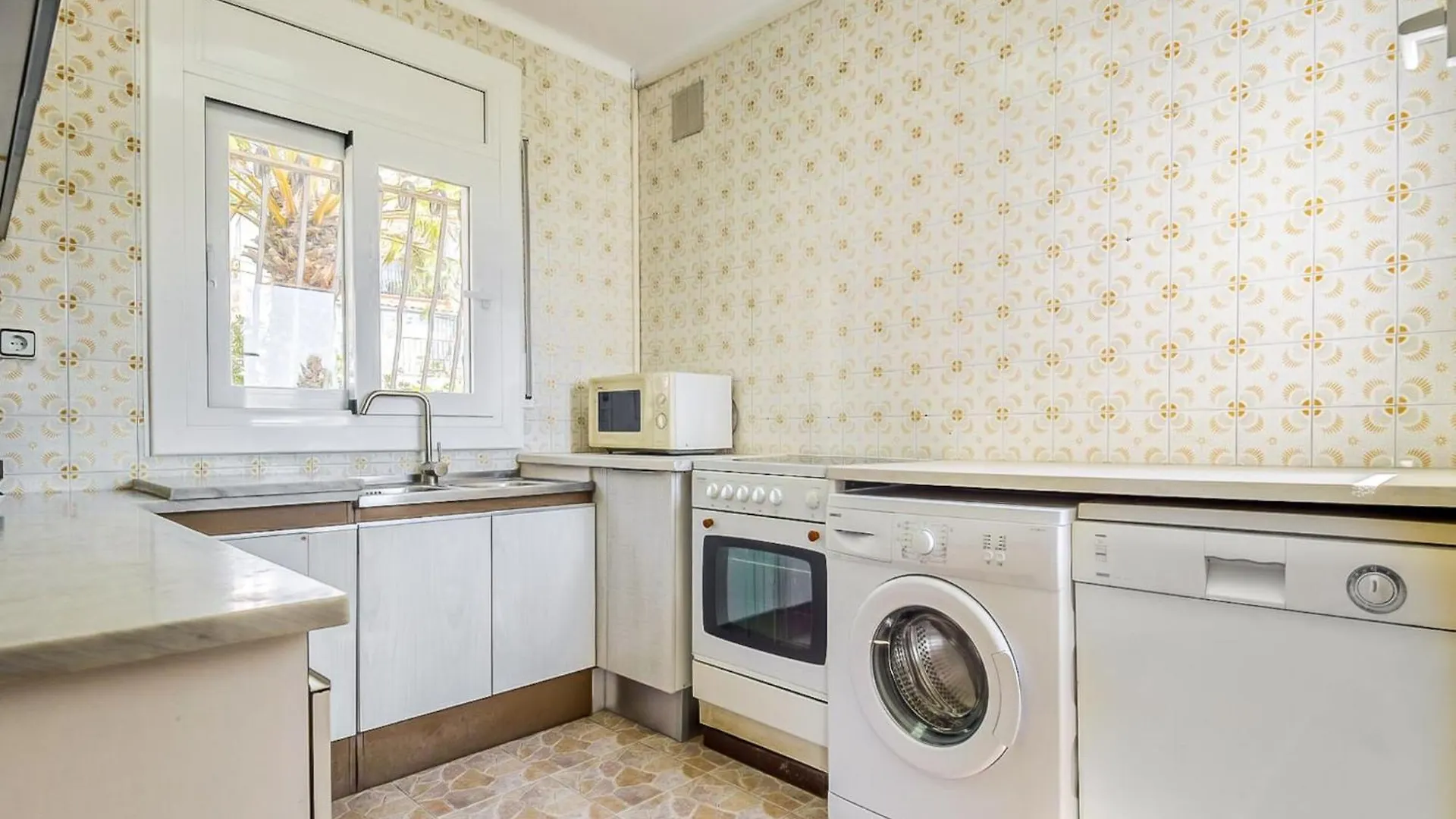 Beautiful Apartment With View Roses
