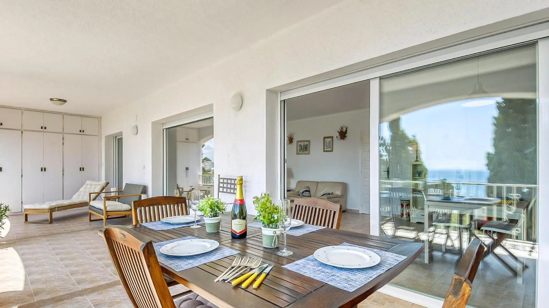 Beautiful Apartment With View Roses